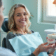 Femme souriante dans une clinique dentaire avec un implant